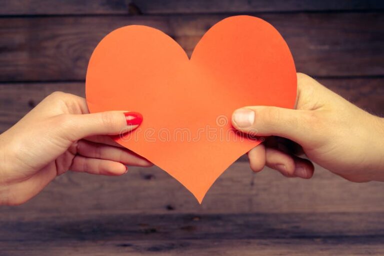 main tenant un coeur en papier 1