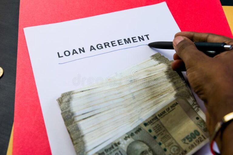 Quels sont les avantages du prêt garanti par l'État 1 main tenant un contrat de pret