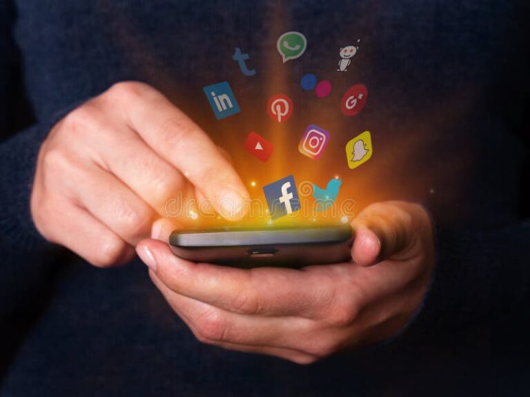 main tenant un smartphone avec reseaux sociaux