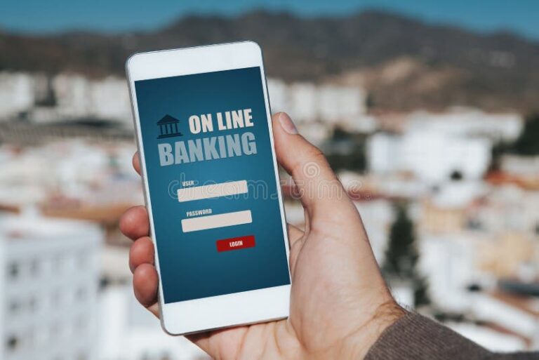 main tenant un smartphone avec une application bancaire