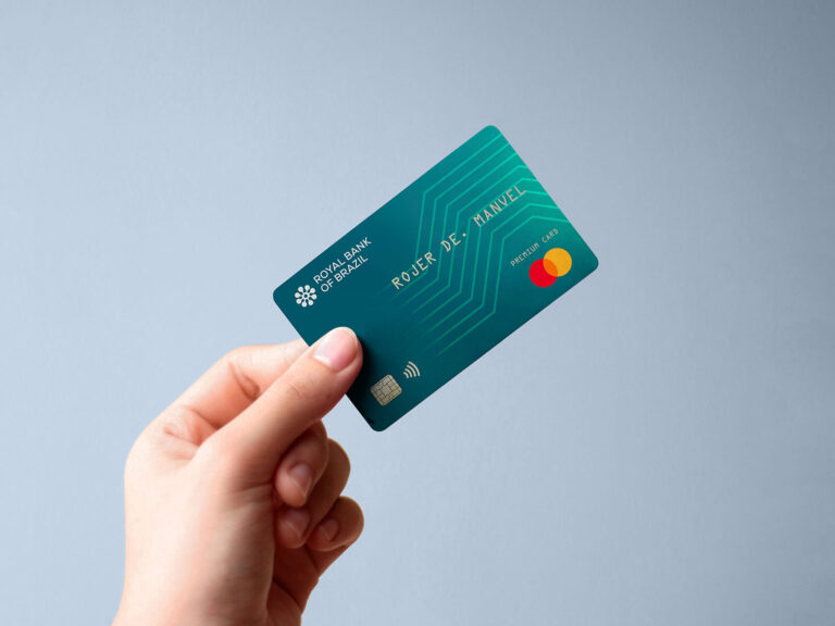 main tenant une carte bancaire