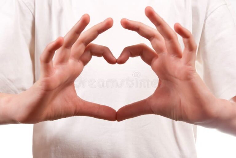 main tendue avec un coeur en arriere plan