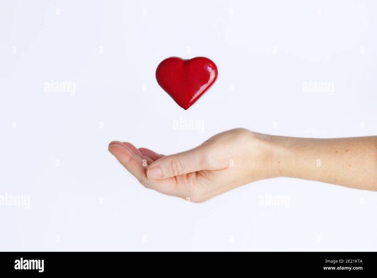 Comment faire un don à la Fondation Abbé Pierre pour aider les plus démunis 15 main tendue avec un coeur symbolique