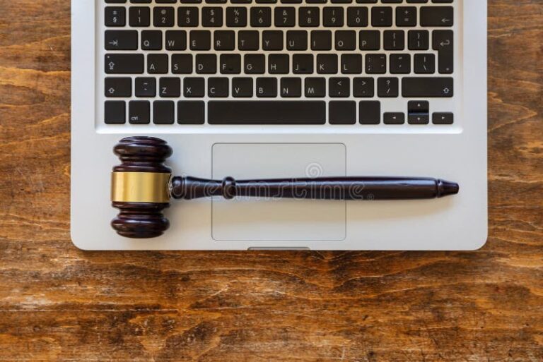 ordinateur affichant des decisions de justice