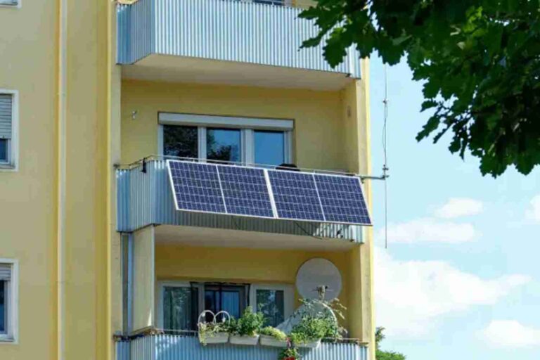 panneaux solaires sur un balcon ensoleille