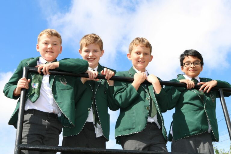 parents discutant devant le college georges sand