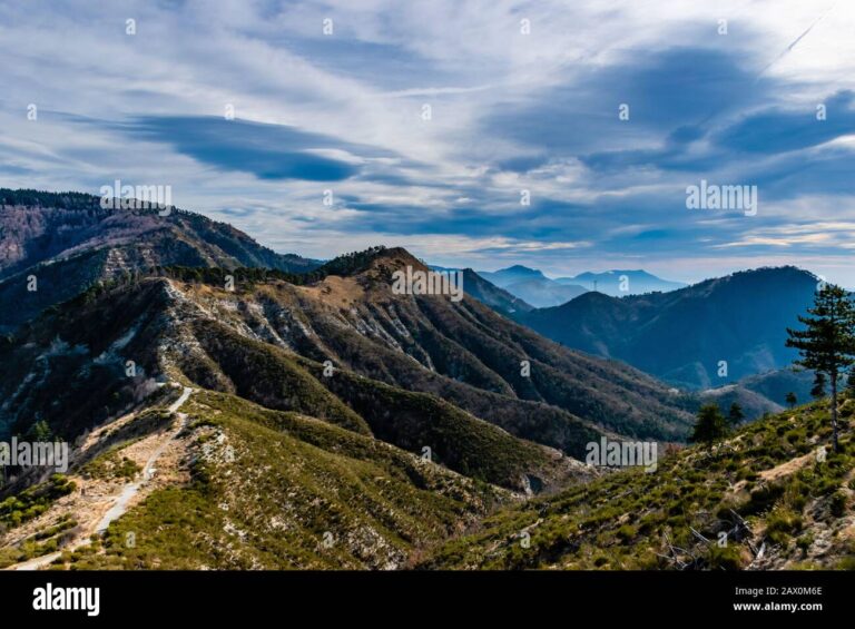 paysage des alpes maritimes ensoleille