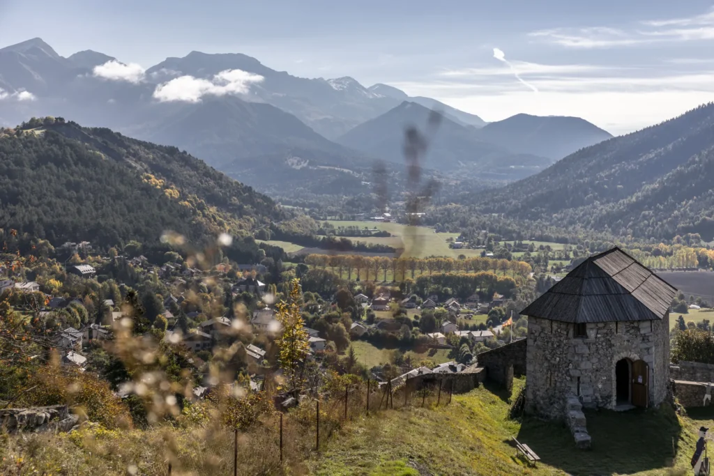 Que faut-il savoir sur La Seyne-les-Alpes et ses attractions 1 paysage montagneux de la seyne les alpes