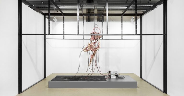 peinture et sculpture contrastant avec design industriel