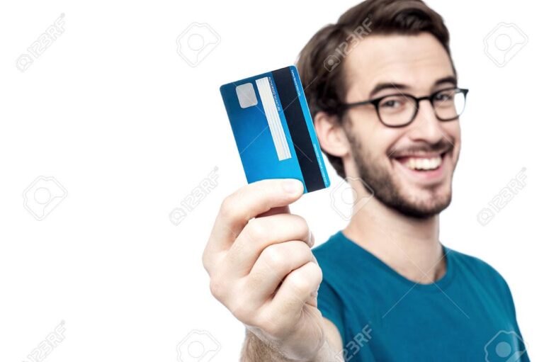 Quel est le salaire minimum pour obtenir une carte American Express Centurion 1 personne heureuse avec une carte de credit