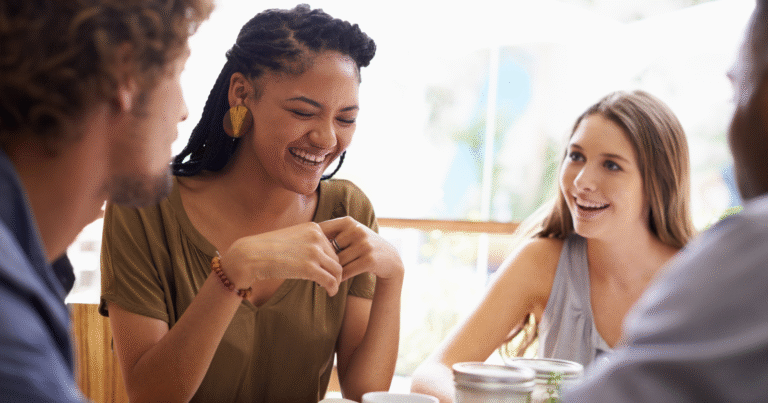 personne utilisant in dans une conversation