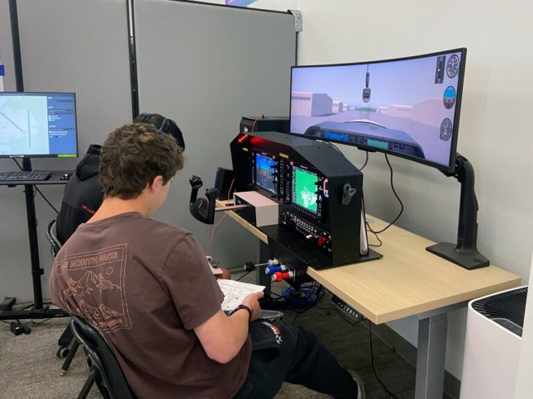 Comment utiliser le simulateur de coût de garantie BPI pour votre projet 45 personne utilisant un ordinateur avec simulateur