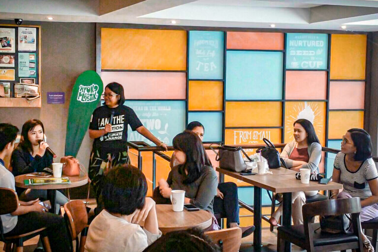 personnes discutant sur des produits de conservation