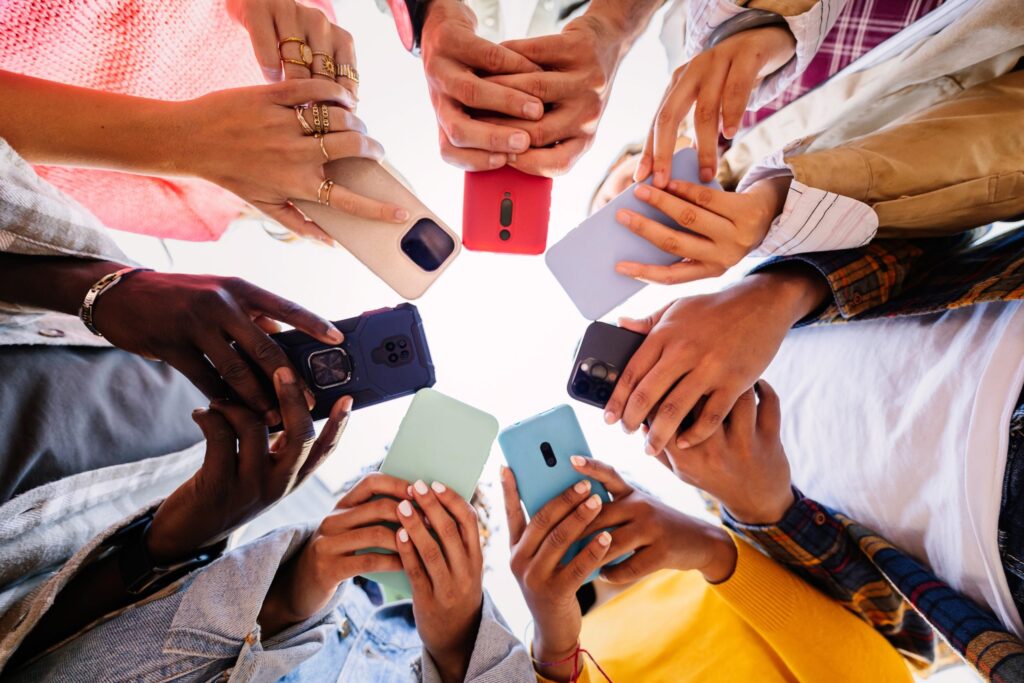 Comment lire les commentaires sur X et interagir avec les utilisateurs 1 personnes utilisant des smartphones pour interagir