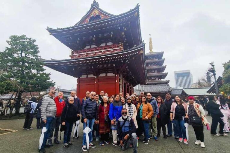 Quels sont les avis des utilisateurs sur Zero to Japan 50 photo dun groupe de voyageurs au japon