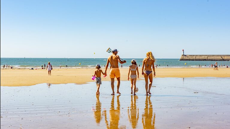plage animee a les sables dolonne
