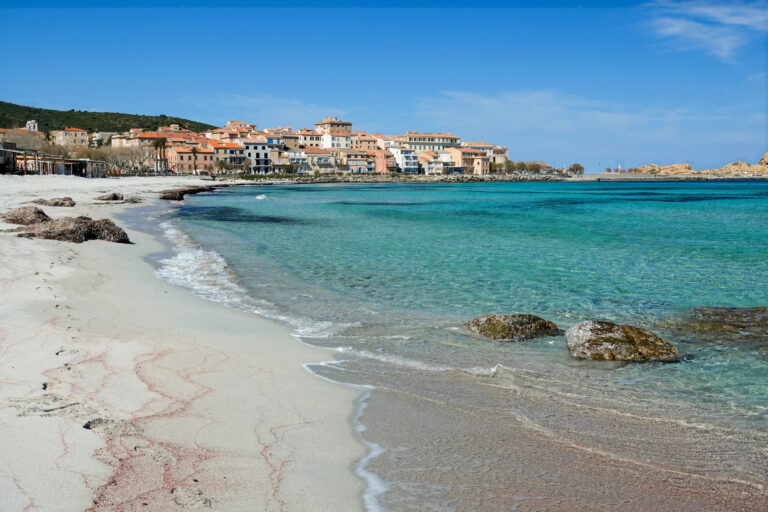 Pourquoi visiter L'Île-Rousse en Corse pour vos prochaines vacances 2 plage ensoleillee a lile rousse