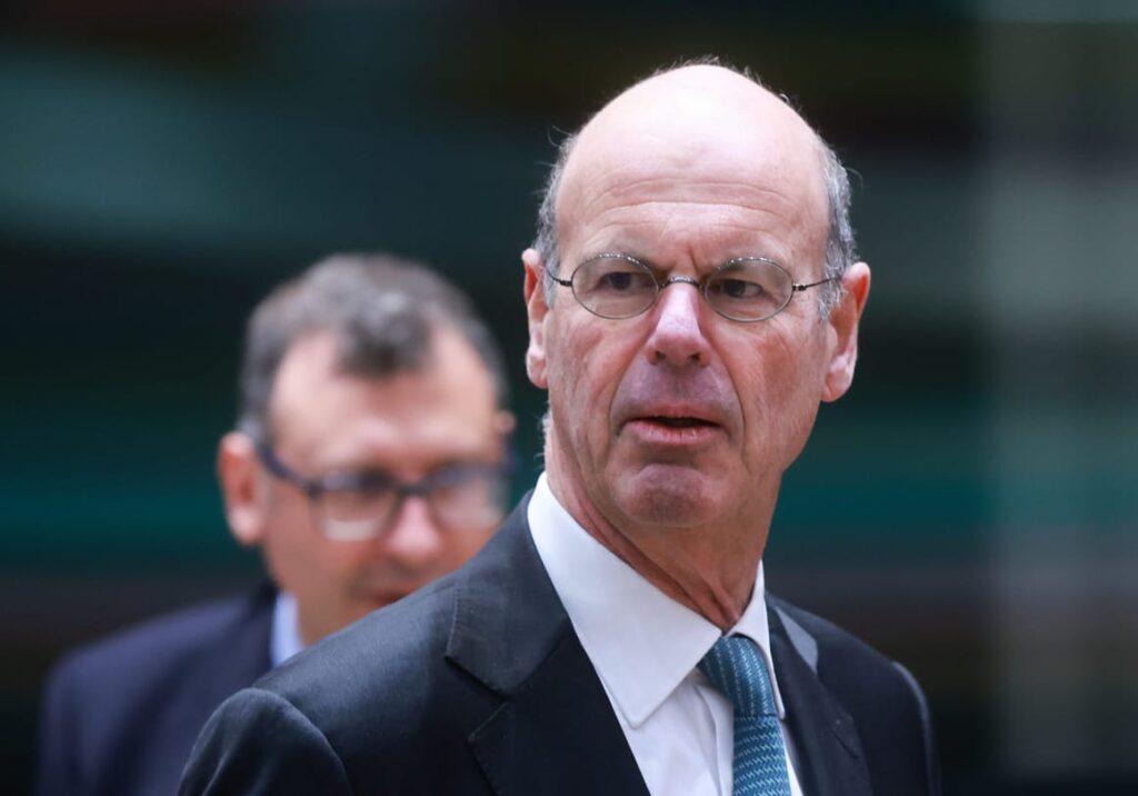 Qui est Éric Lombard et quelles sont ses réalisations professionnelles