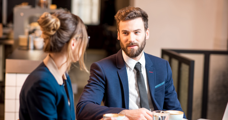 Où trouver une liste de vrais prêteurs particuliers fiables 1 preteur particulier en discussion avec un client