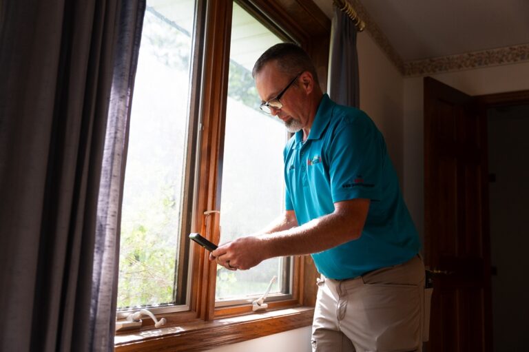 Comment gérer efficacement mon bien immobilier pour maximiser mes revenus 55 proprietaire inspectant une maison renovee