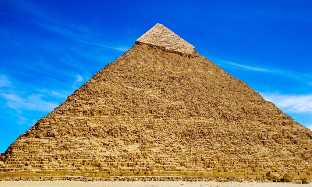 Comment peut-on calculer la base d'une pyramide facilement 1 pyramide avec base clairement visible