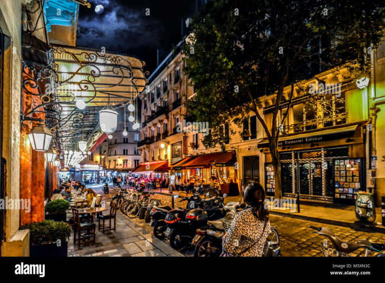 Que savoir sur la rue de l'Épargne et ses attractions 2 rue animee avec cafes et boutiques