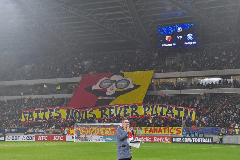 stade du mans fc avec supporters en action