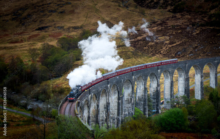 train traversant un paysage montagneux