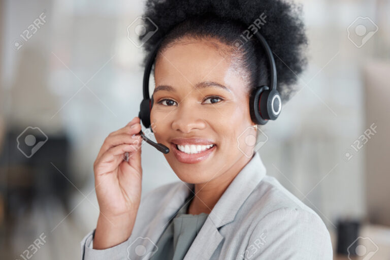 Que choisir pour un service client efficace et réactif 59 un agent du service client souriant au telephone