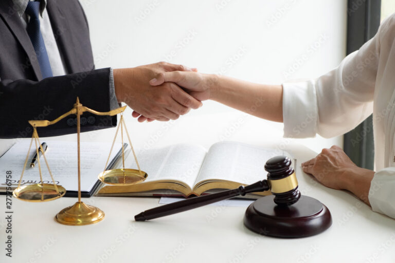 un avocat consultant avec un client