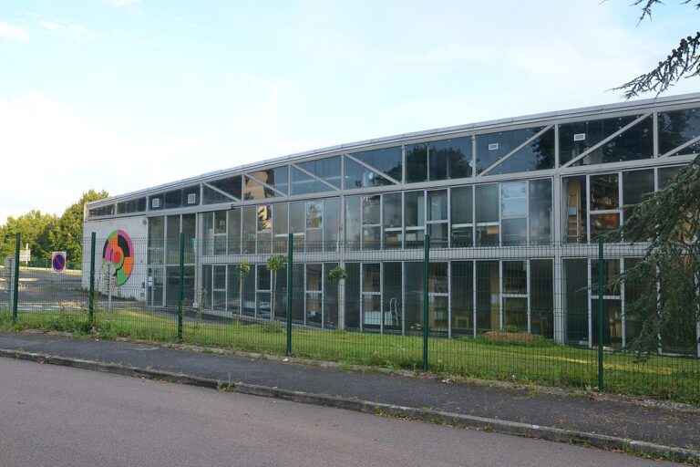 un batiment scolaire moderne a limoges