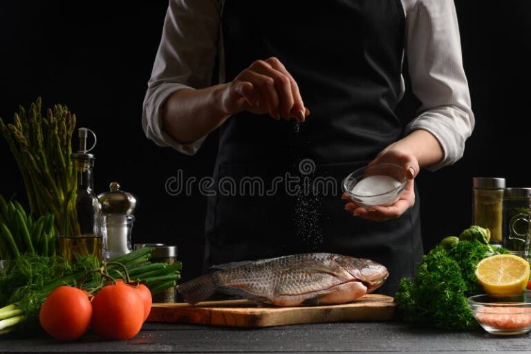 Comment préparer de délicieux plats avec des produits de la mer 16 un chef cuisinant des fruits de mer frais