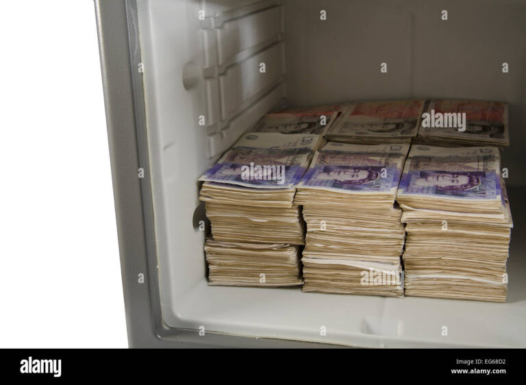 un coffre fort rempli de billets de banque