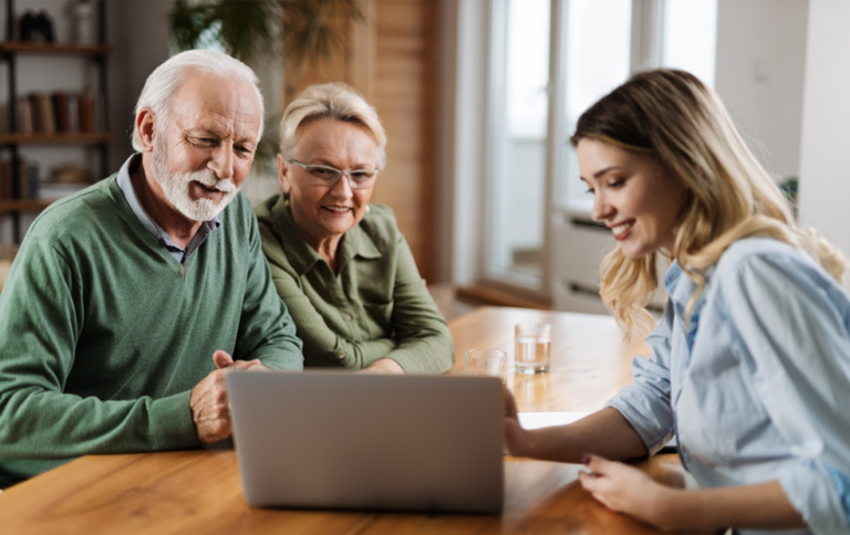 un conseiller bancaire aidant un client
