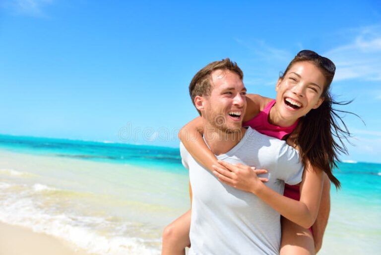 un couple heureux en voyage a la plage