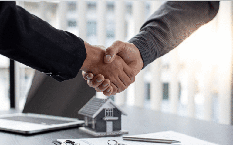 un courtier aidant un client a choisir