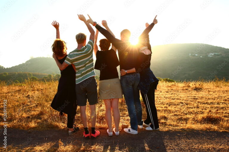 un groupe damis partageant un moment joyeux