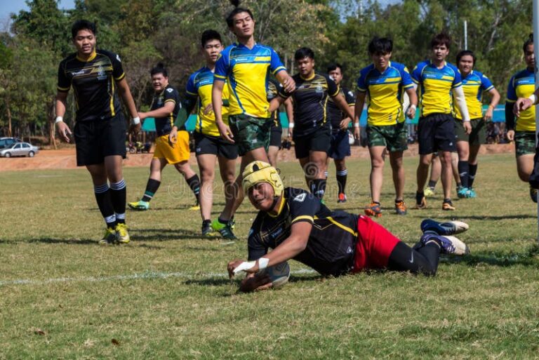 Pourquoi rejoindre l'Association Aviron Bayonnais Rugby pour pratiquer 24 un groupe de joueurs de rugby en action