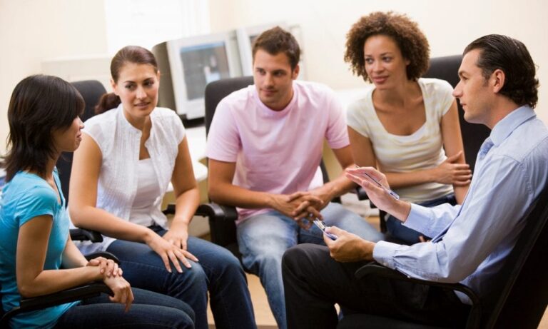 Que signifie l'expression "il n'en reste pas moins" en français 21 un groupe de personnes en discussion