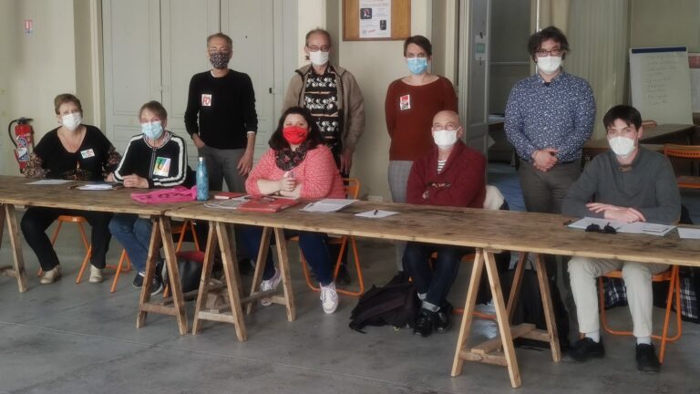 un groupe deleves avec un aesh