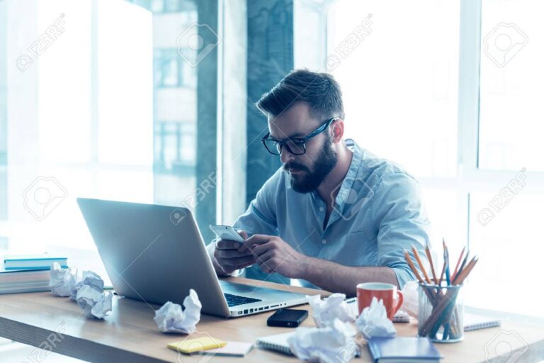 un homme en pleine concentration au travail