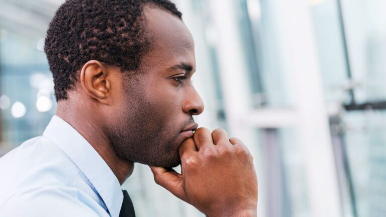 un homme regardant des factures avec inquietude