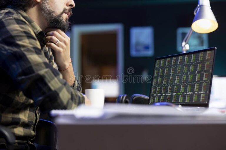 un homme verifiant ses finances personnelles