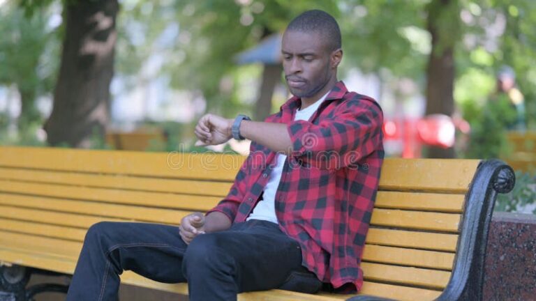 un jeune homme pensant devant un pel