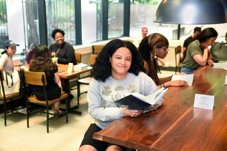 un lecteur savourant un magazine dans un cafe