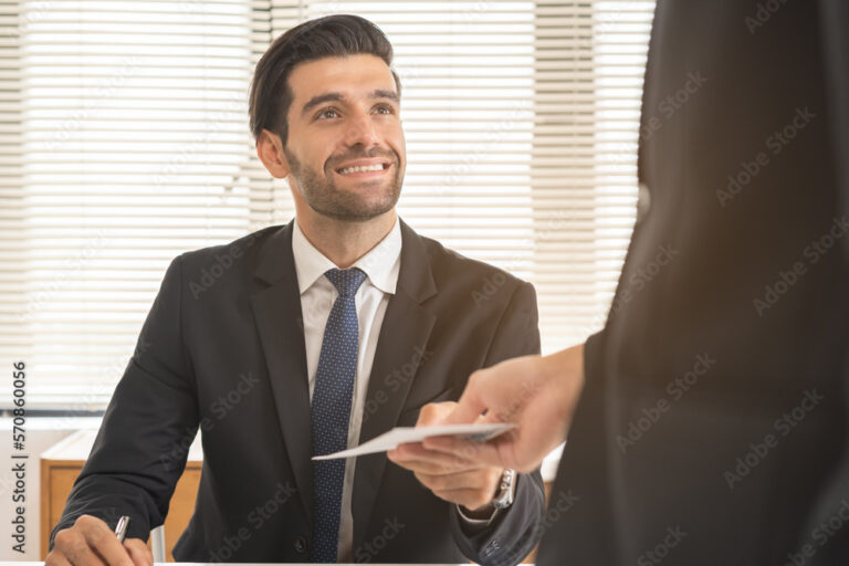 un salarie recevant une prime en main