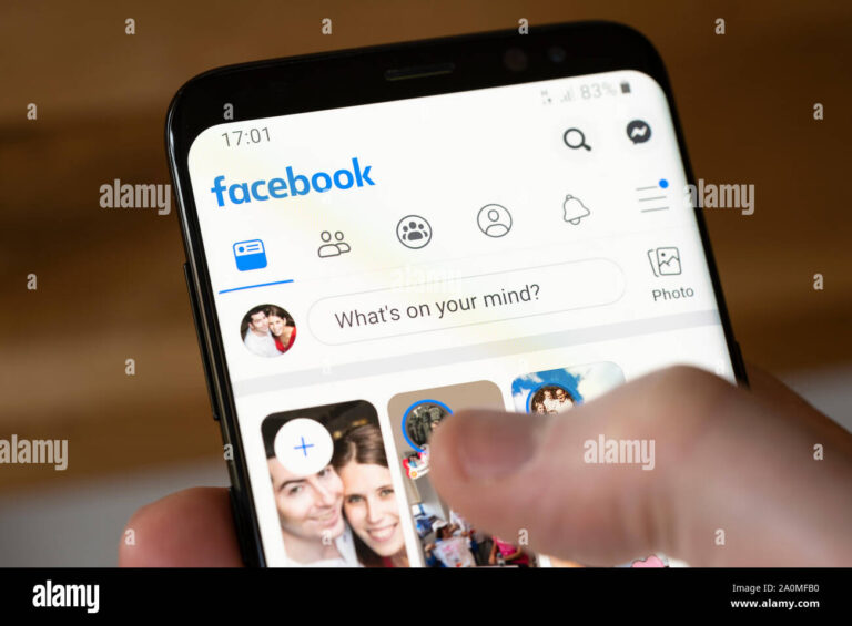 un smartphone affichant lapplication facebook