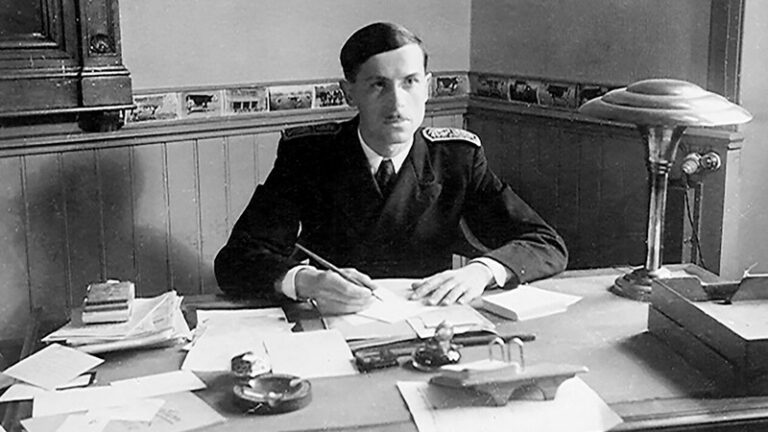 un sous prefet dans son bureau administratif