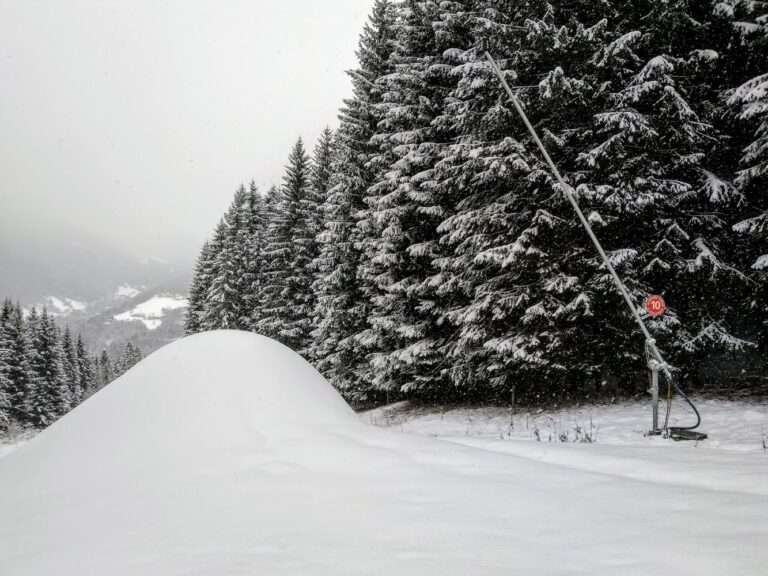 un tas de neige devalant une pente