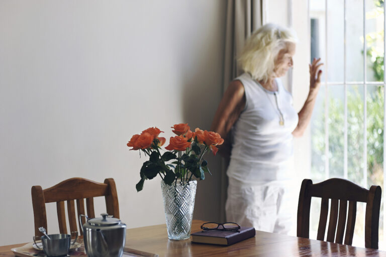 Pourquoi les veufs peuvent-ils perdre leur demi-part fiscale 1 un veuf pensif devant une fenetre